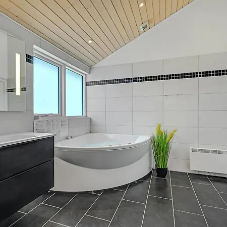 4 Bedroom Amazing Home In Rudkobing * Spodsbjerg